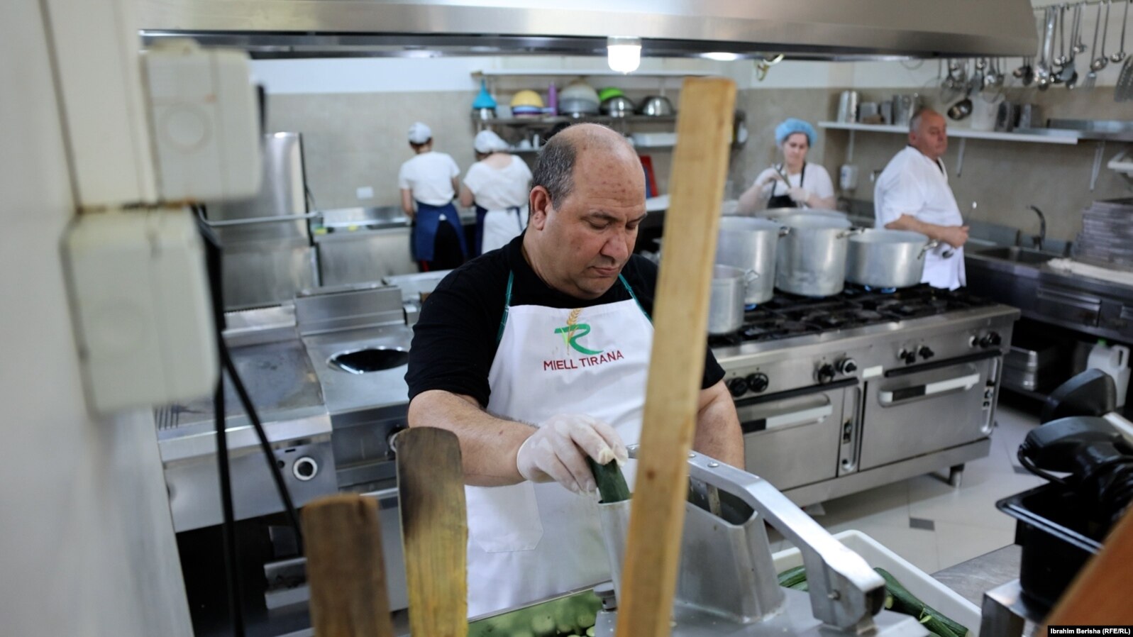 Musa Muhiti duke punuar në kuzhinën e restorantit në kompleksin “Rafaelo”.