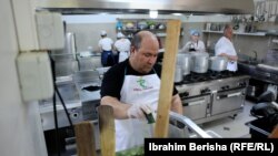 Musa Muhiti duke punuar në kuzhinën e restorantit në kompleksin “Rafaelo”.