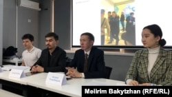 Представители организации «Независимые наблюдатели» на пресс-конференции по итогам выборов депутатов. 24 марта 2023 года