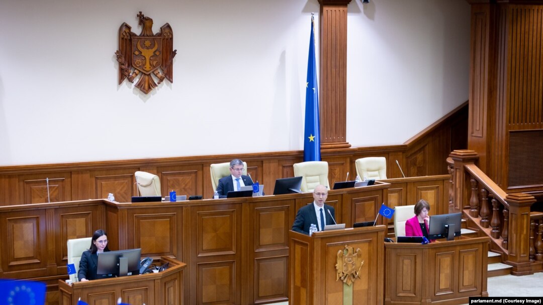 Secretarul CSS și consilierul prezidențial Stanislav Secrieru prezintă noua Strategia de securitate a R. Moldova în plenul Parlamentului.