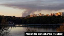Оккупированный Донецк, из которого виден дым в районе Авдеевки, контролируемой Силами обороны Украины, 11 октября 2023 года