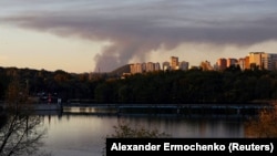 Окупований Донецьк, з якого видно дим у районі в напрямку Авдіївки, яку контролюють Сили оборони України, 11 жовтня 2023 року