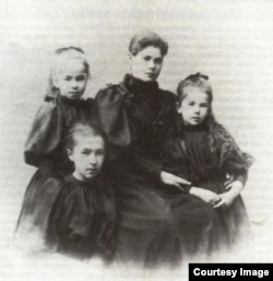 Анна Николаевна Бубнова (Вульф) с дочерями Марией, Варварой и Анной