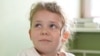 9-річна Ангеліна отримала важкі поранення у жовтні 2022 року в Куп’янську, внаслідок чого втратила око, травмувала ногу і обличчя. Дитина – сирота, опікуном її стала харків’янка Зоя Лаврикова
