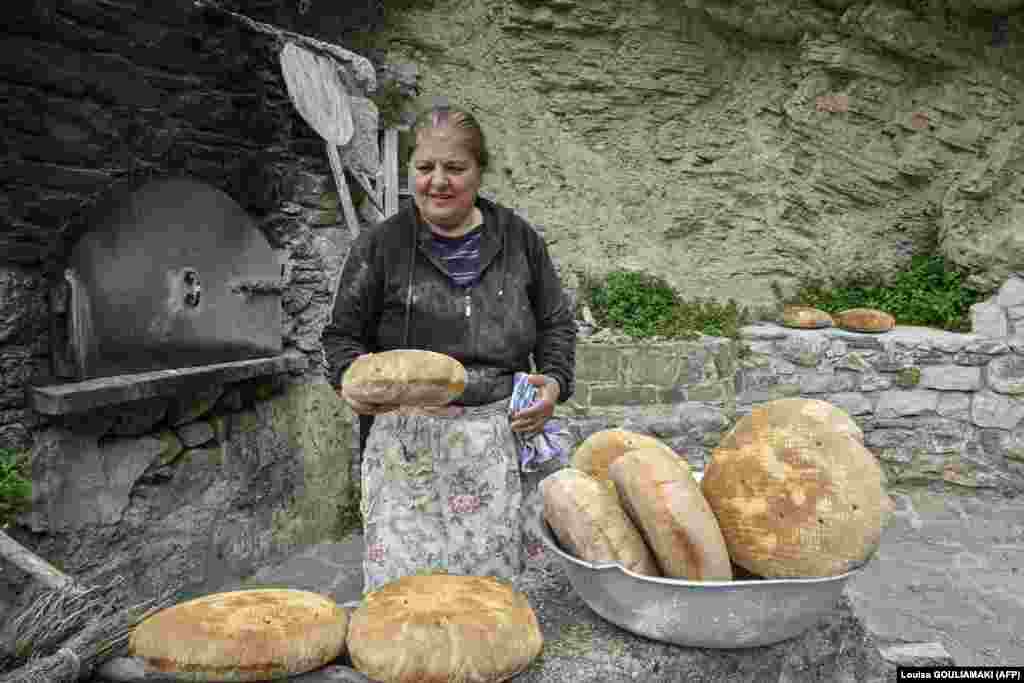 Foula Čatzipapa, 61, drži svježe pečeni hljeb u selu Olimpos.&nbsp;