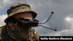 Український морський піхотинець тренується керувати FPV-дроном