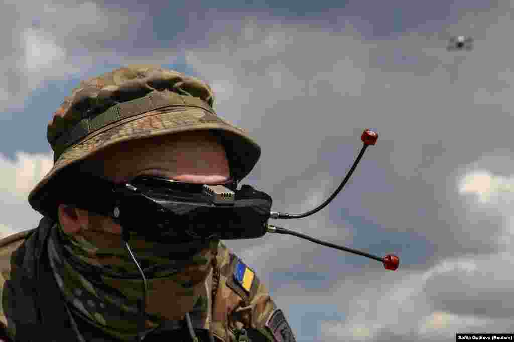 Një pjesëtar i marinës ukrainase, vëzhgon një dron të modelit FPV, përgjatë një trajnimi në rajonin Dnjipropetrovsk.
