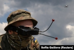 Український морпіх під час тренувань з керування FPV-дронами на Дніпропетровщині, травень 2023 року
