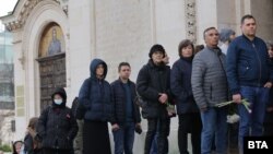  Опашка от миряни, които желаят да изпратят патриарха в последния му път, се изви пред катедралата 