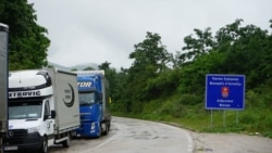 Kamionë të bllokuar në kufirin mes Kosovës e Serbisë
