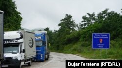Kolona kamiona sa srpske strane prelaza Merdare između Kosova i Srbije, 15. jun 2023.