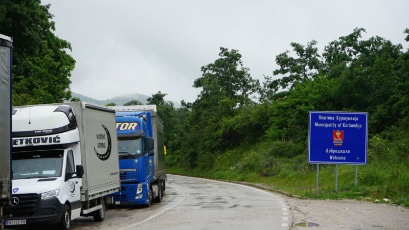 Dhjetëra kamionë nga Serbia presin të kalojnë kufirin me Kosovën