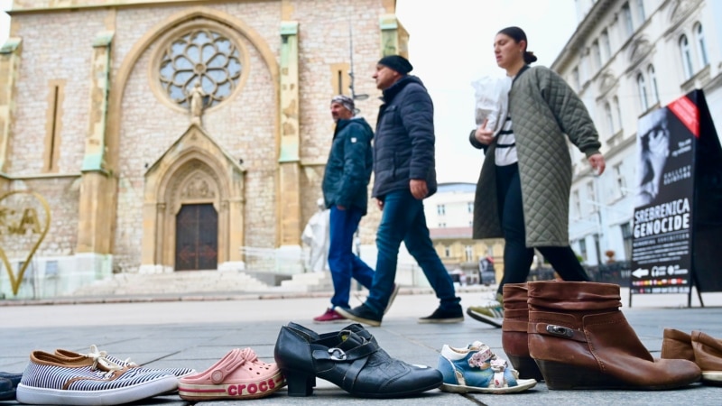 Cipele na ulicama Sarajeva kao simbol koraka ubijenih u opsadi grada