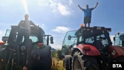 “We have no more work here today,” Iliya Prodanov, chairman of the National Association of Grain Producers, told the protesters.