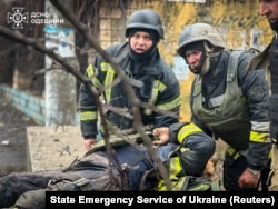 Рятувальники несуть пораненого колегу на місці російського ракетного удару під час атаки Росії на Україну, Одеса, Україна, 15 березня 2024 року.