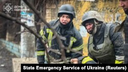 Рятувальники на місці ракетного удару по Одесі, фото ілюстративне