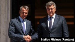 Прем’єр-міністр Греції Кіріакос Міцотакіс вітає прем’єр-міністра Хорватії Андрея Пленковича в Афінах, 21 серпня 2023 року 