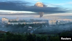 Дым после вероятной атаки беспилотника в Севастополе 29 апреля 2023 года. Пожар на нефтебазе начался в ночь на 29 апреля, перед этим было слышно, как сообщали, стрельбу