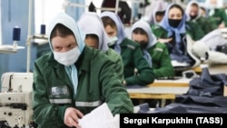 Жени шият дрехи в затвор в Московска област през март 2022 г.