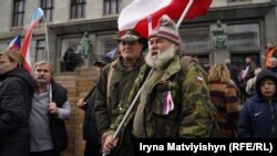 На акції протесту чеських фермерів були чоловіки у військовій формі. Прага, 19 лютого 2024 року