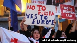 Во время протеста против законопроекта об "иностранных агентах" в столице Грузии. Тбилиси, 15 апреля 2024 года