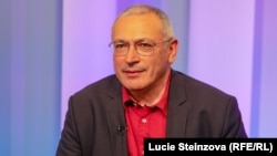 Mikhail Khodorkovsky gjatë një interviste me Igor Sevriugin nga Current Time TV, në selinë e RFE/RL në Pragë më 13 tetor 2023.
