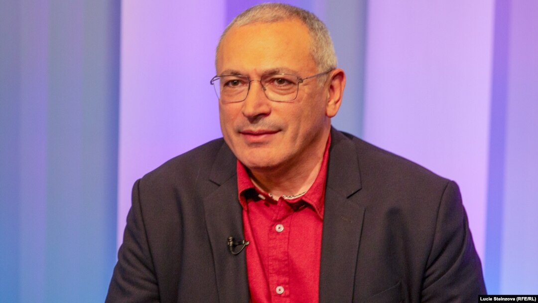 Михаил Ходорковски за време на интервјуто со Игор Севригин, за телевизијата Current Time, во седиштето на РСЕ во Прага на 13 октомври 2023 година