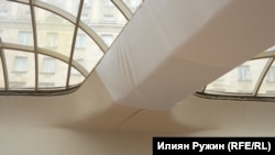  Платнище крепи да не падат части от държащите колони под куполите на Ларгото 