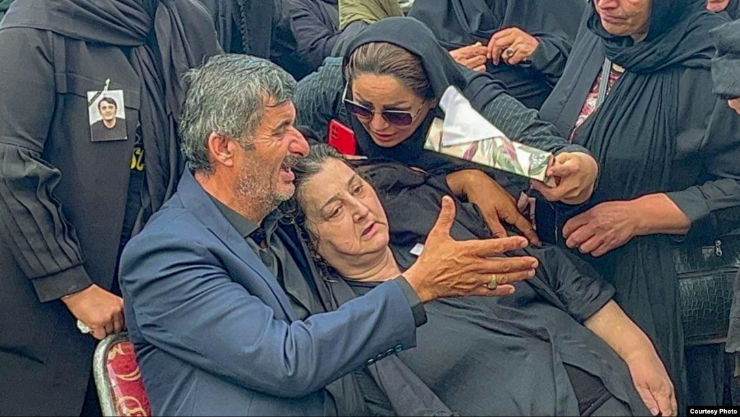مادر و پدر جواد روحی بر مزار فرزندشان
