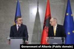 Kryediplomati ukrainas dhe ai shqiptar gjatë konferencës për media në Tiranë më 28 shkurt 2024.