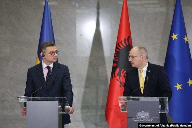 Kryediplomati ukrainas dhe ai shqiptar gjatë konferencës për media në Tiranë më 28 shkurt 2024.