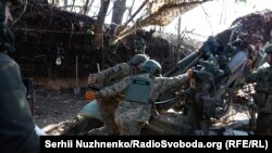 Артиллеристы украинской 148-й бригады работают с гаубицей М777 в Донецкой области, апрель 2024 года 