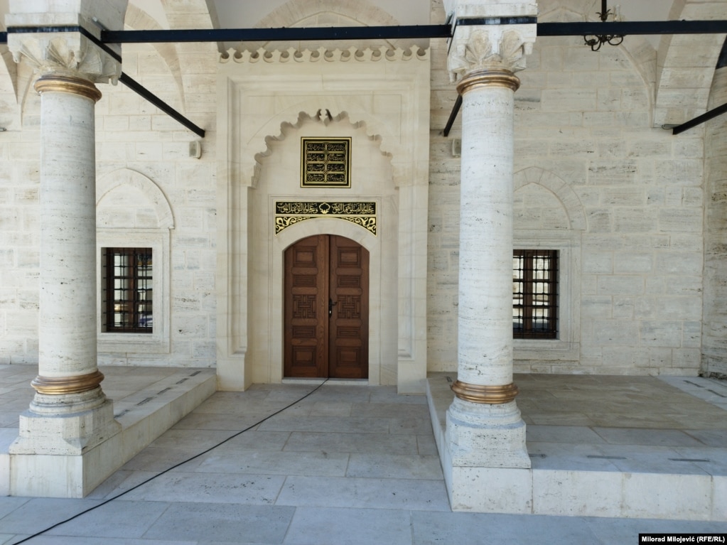 Mbi derën e xhamisë shkruan: “Mirë se erdhët në një vend të madh, me rëndësi artistike dhe kulturore, që mbledh njerëz të mirë!”