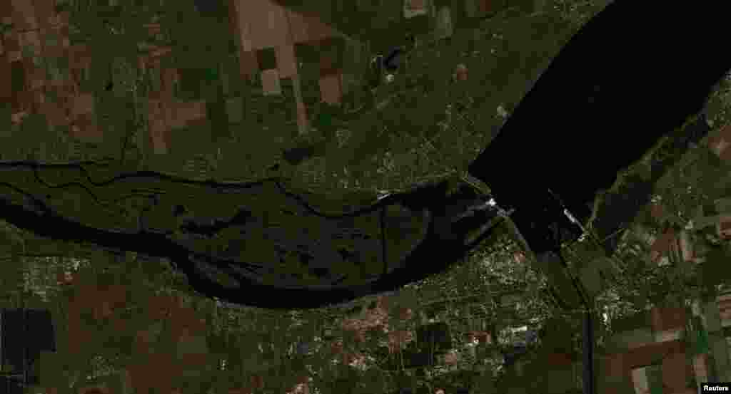 O imagine din satelit arată barajul Nova Kakhovka și regiunea înconjurătoare Herson pe 18 octombrie 2022. Modelarea în cel mai rău caz în urma distrugerii barajului a prezis că inundațiile vor avea loc pe partea stângă (sud-est) a malului râului. Un val de 4 până la 5 metri ar lovi Podul Antonivskiy de la est de orașul Herson aproximativ 19 ore mai târziu, ar fi o umflătură din spate care va inunda râul Inhulets, iar după patru sau cinci zile ar avea loc unele inundații în susul râului Bug, spre Nikolaiev.