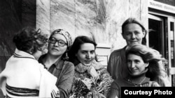 Слева направо: Татьяна Мамонова с сыном, Наталия Малаховская, Татьяна Горичева, Юлия Вознесенская