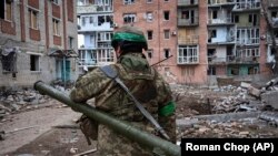 Un soldat ucrainean poartă un sistem portabil de rachete antiaeriene în zona celor mai grele bătălii din Bahmut, regiunea Donețk. Miercuri, 15 martie 2023.