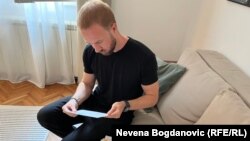 Gnjot novinarki RSE čita pismo podrške koje je dobio tokom boravka u beogradskom centralnom zatvoru, 14. jun 2024.