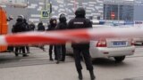Сотрудники полиции у территории, перекрытой в связи с пожаром в здании погрануправления ФСБ в Ростове-на-Дону
