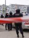 Сотрудники полиции у территории, перекрытой в связи с пожаром в здании погрануправления ФСБ в Ростове-на-Дону

