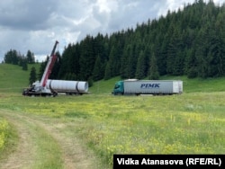 Trucks are transporting the elements of the 111-meter pylon in the Rozhen area.
