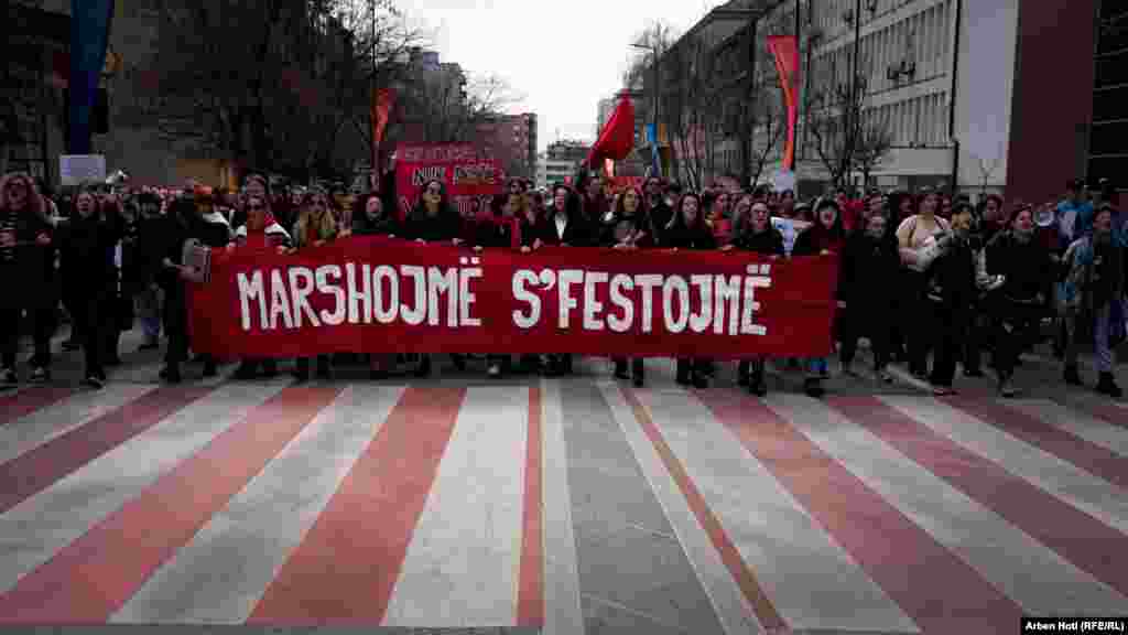 &ldquo;Marshojmë s&rsquo;festojmë&rdquo; ishte slogani i sivjetmë i marshit ku u bë thirrje për më shumë siguri për vajzat dhe gratë në Kosovë.