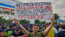 Акция против круизного лайнера с российскими туристами