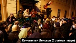 Депутаты проводят заседание на крыльце муниципалитета Смольнинское. Заседание 2 марта 2022 года, переросшее в антивоенный митинг