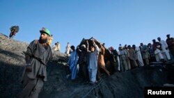د بلوچستان په دشت کې کان کيندونکو د هغه تن مړی راخیستی چې د کان د لویدو له وجې مړ شوی وو - انځور له ارشیفه