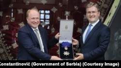 Ministar kulture Srbije Nikola Selaković uručuje Orden srpske zastave specijalnom savetniku za kulturu predsednika Rusije Vladimiru Tolstoju, 18. jun 2024. 