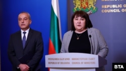 Премиерът Гълъб Донев и финансовият министър Росица Велкова съобщиха новината на брифинг в МС