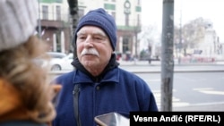 "Ja podržavam svakako pomoć, ali da to bude transparentno", naveo je u razgovoru za Radio Slobodna Evropa Ante Divić, penzioner iz Beograda.