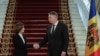 Sandu moldovai és Iohannis román elnök kezet ráz Bukarestben 2023. február 23-án