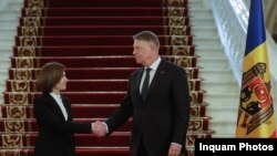 Sandu moldovai és Iohannis román elnök kezet ráz Bukarestben 2023. február 23-án