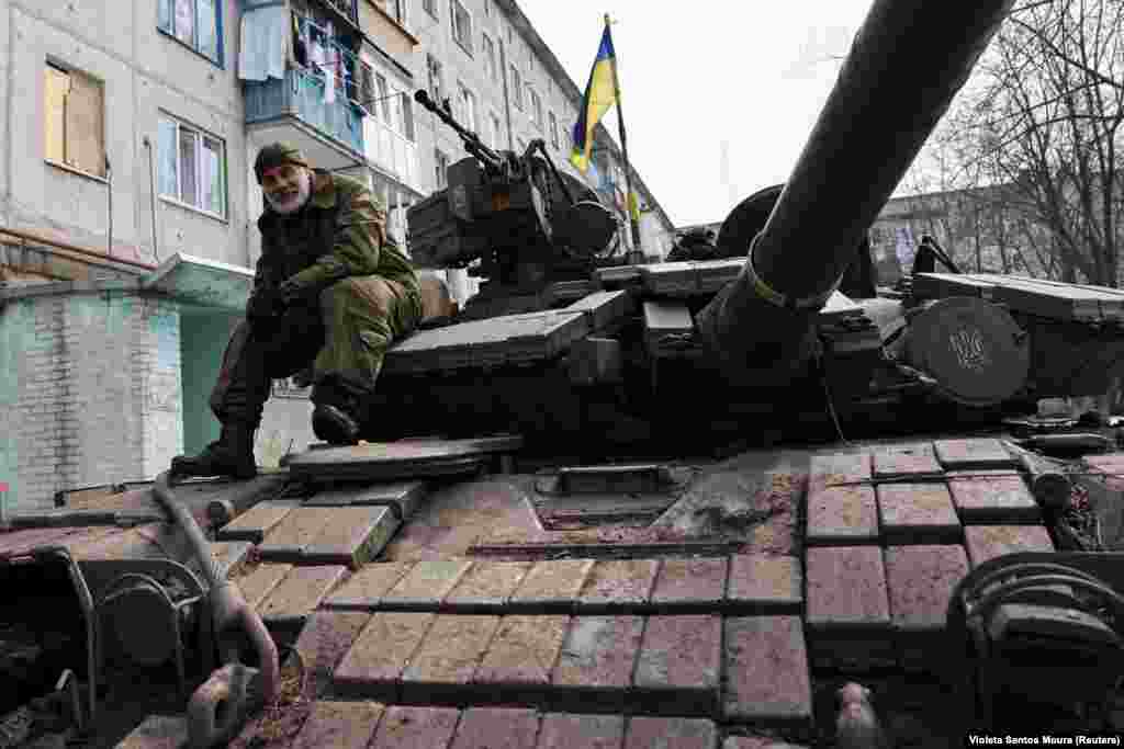 Украинский военный сидит на танке у разрушенных во время боёв домов в окрестностях Бахмута. Бои за расположенную на стратегическом перекрёстке &laquo;Крепость Бахмут&raquo; продолжаются, несмотря на заявления россиян о захвате города